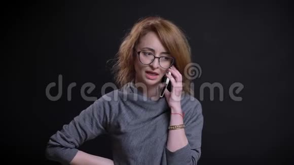成人白种人女性在电话中交谈的特写镜头笑着和背景在一起视频的预览图