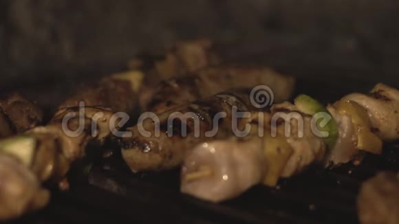香肠和沙士利克或什什烤肉串用烤炉烤焦猪肉和鸡排则用烧烤炉烤视频的预览图
