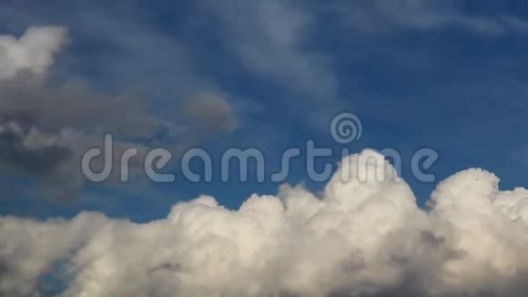 不错的云层时间流逝蓝天积云视频的预览图