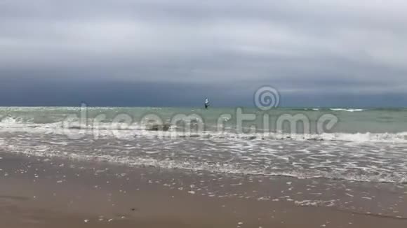 孤独的风帆在海上盘旋在乌云下破浪前进视频的预览图