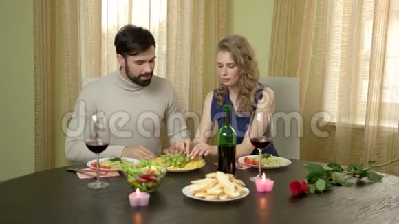 快乐的夫妇吃葡萄视频的预览图