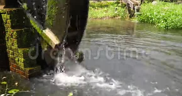 水车在大自然的乡村泼水视频的预览图