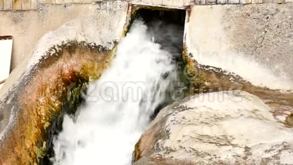 从岩石间涌出的水视频的预览图
