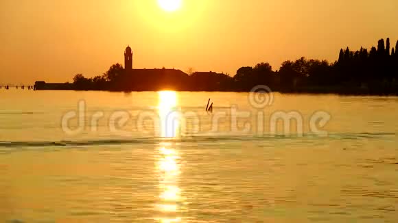 马佐波岛上的橙色日落意大利威尼斯泻湖视频的预览图