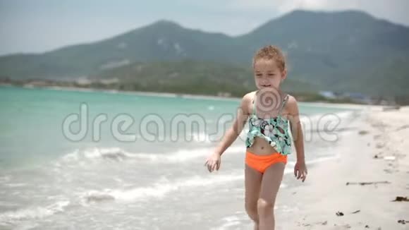 可爱的小女孩沿着海滩跑向她的母亲拥抱和亲吻近距离射击库存数据视频的预览图