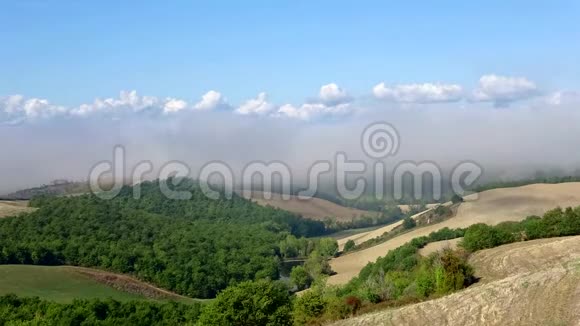 雾和九月的阳光早晨意大利托斯卡纳时间推移视频的预览图