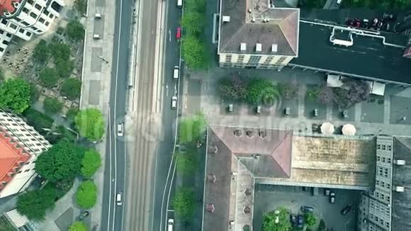 德国德累斯顿的街道和房屋俯视图视频的预览图