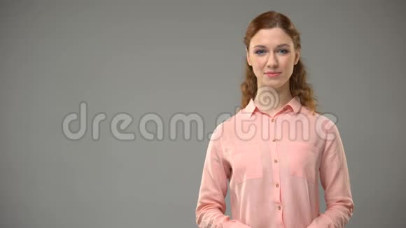 女性请用手语显示教师用ASL显示单词教程视频的预览图