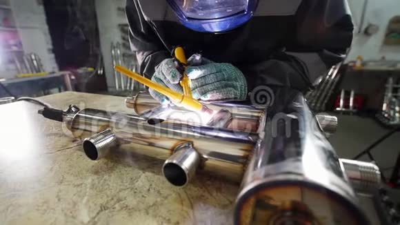 工业工厂焊接金属管视频的预览图