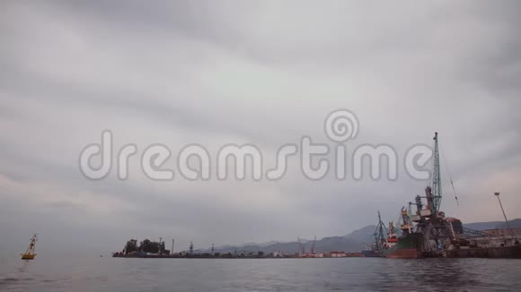 大型货船在海港卸货海运的起重机和集装箱视频的预览图