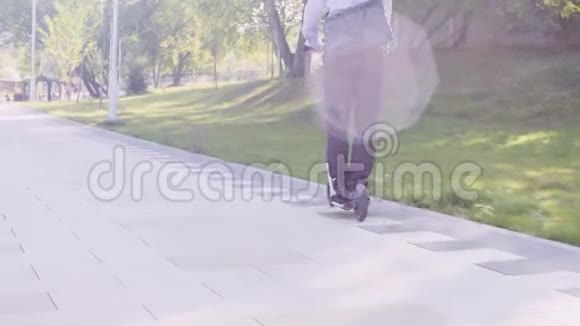 一个穿着商务服的人骑着脚踏车的腿视频的预览图