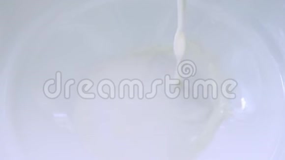 把新鲜的农场牛奶倒进碗里视频的预览图