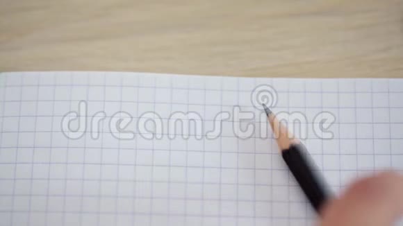 手在笔记本上写铅笔的特写视频的预览图