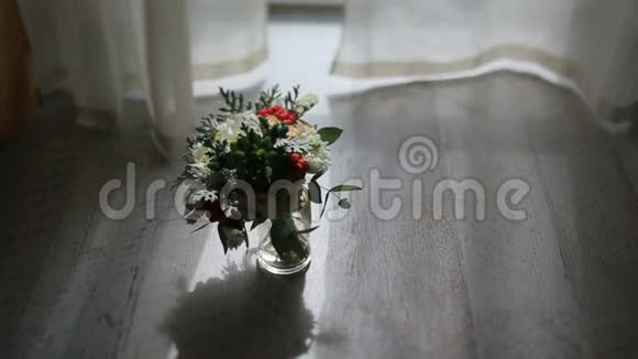 玻璃花瓶里美丽的花束靠近敞开的巴尔干门视频的预览图