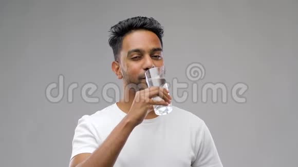 快乐的印度年轻人用玻璃喝视频的预览图