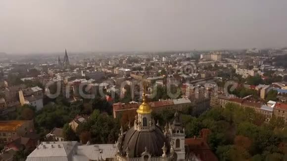 飞越乌克兰圣胡拉利沃夫大教堂从鸟瞰老城区风景视频的预览图
