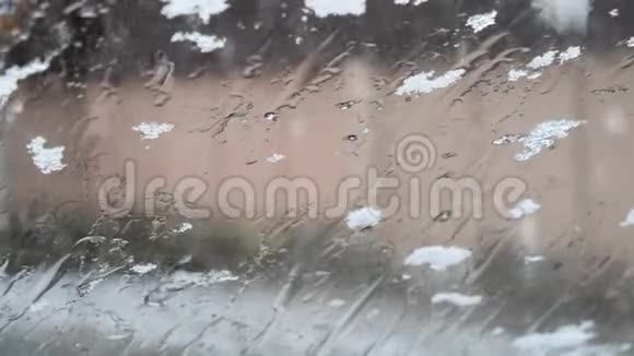 雪落在车窗外滴在玻璃上视频的预览图