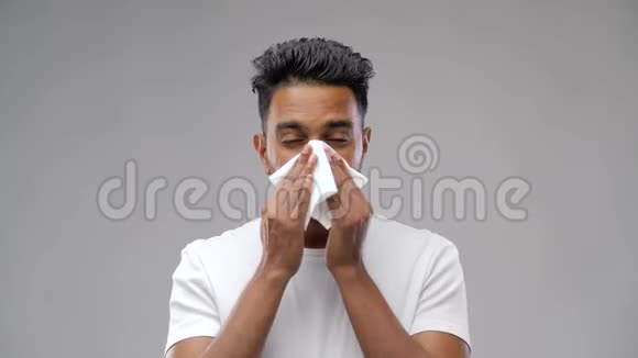印度男人用纸巾吹鼻子视频的预览图
