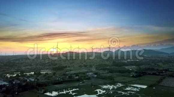 金色日落后的暗谷风力发电机视频的预览图