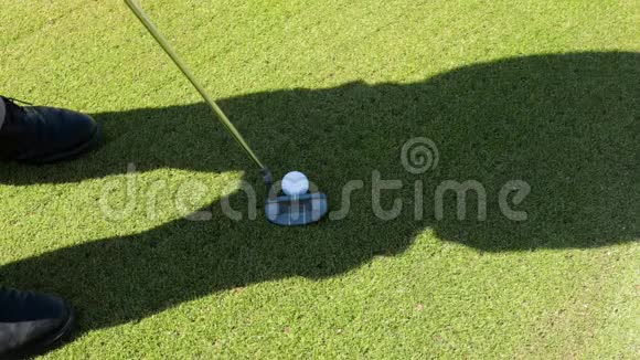 在草地上打高尔夫球的人视频的预览图