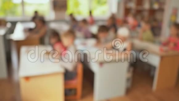 俄罗斯幼儿园桌子旁的一群孩子孩子在上学前的发展模糊的看法视频的预览图