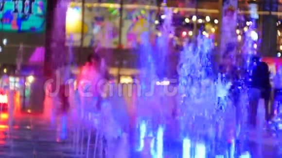 喷泉和圣诞灯背景新年快乐背景视频的预览图