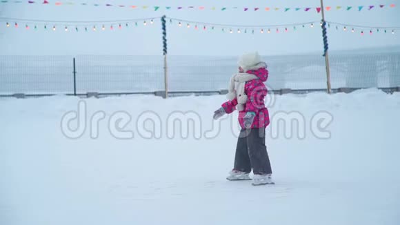 落在冰场上的小女孩视频的预览图
