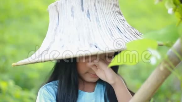 4个戴着农民帽子的亚洲小女孩带着幸福的绿色自然农场视频的预览图