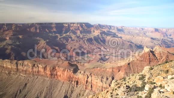从南缘纳瓦霍点俯瞰美丽的大峡谷国家公园视频的预览图