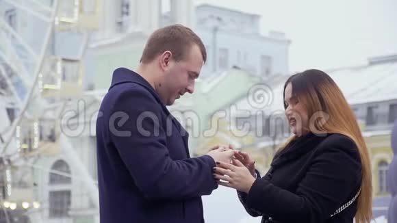 年轻人在游乐园向美女求婚视频的预览图