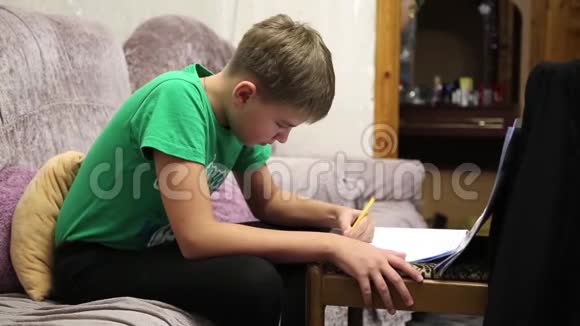 这个男孩做学校作业视频的预览图