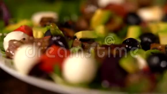 用牛油果和橄榄旋转新鲜沙拉视频的预览图