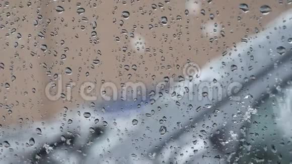 雪落在车窗外滴在玻璃上视频的预览图