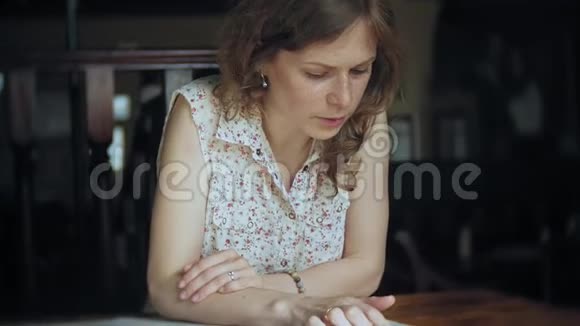 年轻的美女在餐厅看菜单翻页选择餐盘午餐约会视频的预览图