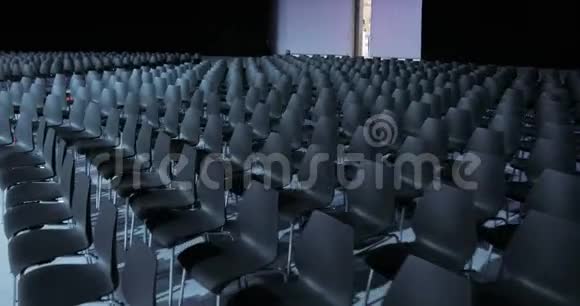 有舒适座位的空会议厅商务观众会议室免费空椅或视频的预览图