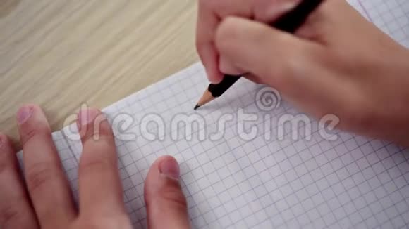 手在笔记本上写铅笔的特写视频的预览图