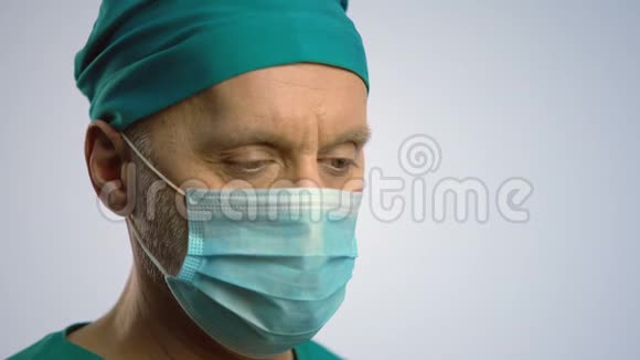 男医生用注射器给病人注射疫苗预防医学视频的预览图