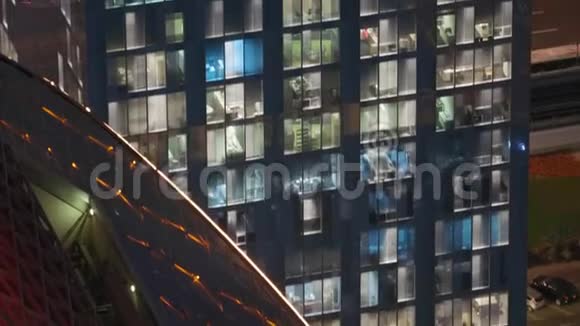 公寓楼外夜景窗户上闪烁着灯光的高层摩天大楼视频的预览图