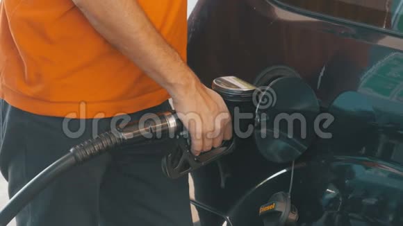 有人给汽车加油男人用汽油泵给他的车加满油视频的预览图