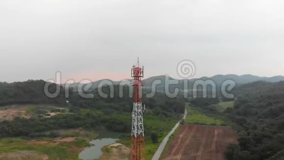 无人机拍摄乡村乡村自然农业农场通讯塔景观鸟瞰图视频的预览图