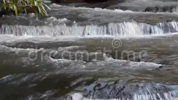 雨季的瀑布视频的预览图