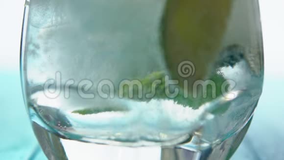 在一杯冰凉的柠檬水中泡腾的气泡视频的预览图
