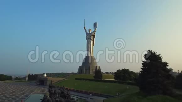 基辅市上雄蜂俯瞰祖国母亲第二次世界大战纪念碑胜利日视频的预览图