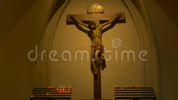 基督雕像和蜡烛视频的预览图