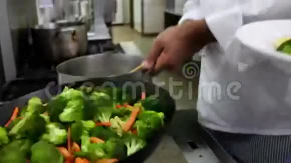 厨师展示他的意大利面条香肠镜头视频的预览图