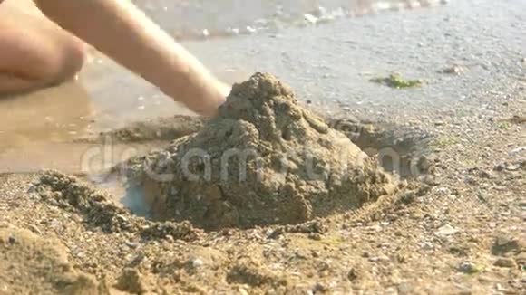 湿沙孩子的手视频的预览图