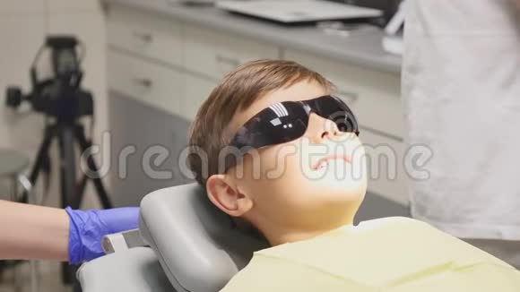 牙医椅上的孩子积极情绪视频的预览图