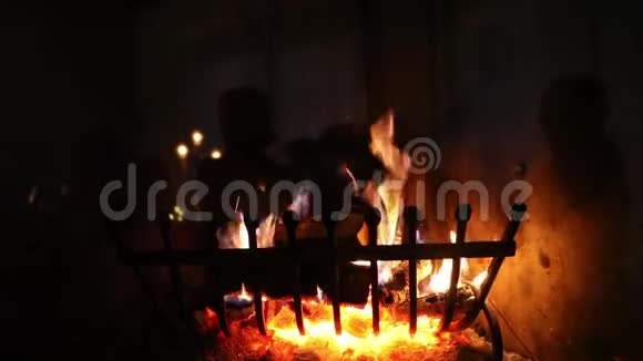 壁炉架上燃烧的木头视频的预览图