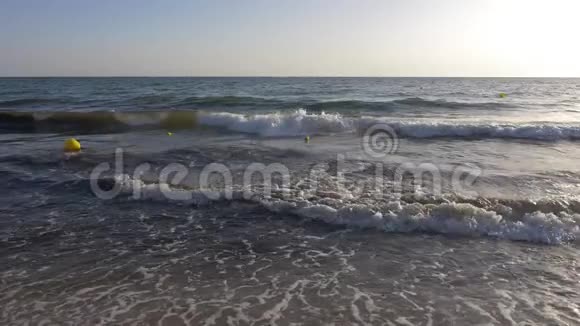 天际线背景上美丽的海浪海浪和黄色浮标视频的预览图