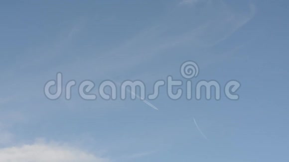 两架飞机在一个碰撞过程中避免在蓝天的高度碰撞视频的预览图